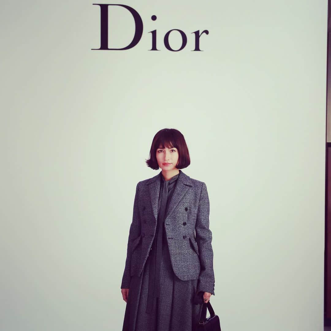 佐田真由美さんのインスタグラム写真 - (佐田真由美Instagram)「今日はDiorスキンケア待望の新商品、カプチュールトータルの発表会に行ってきました。京都大学iPS細胞研究所との共同開発で生まれたスキンケアライン！"健康＝美しい"をテクノロジーでサポートしてくれるなんて、なんて頼もしい！  最新のテクノロジーは自分とは縁遠い物だと思っていたが #カプチュールトータル  #diorcaptuletotale @diorskincare のサミットに行き、縁遠いなんて、持っての他、身近尚且つ、私達の年代に必要なものだと言うことがわかり、感銘を受けました✨ とにかく美しくなりたい、キラキラしたい！ 女性にとっての夢であります。 そんな夢を叶えてくれて、更に歳を重ねる楽しみが湧き出てくる❤️そんな予感がした今日。 いつもの帰り道が素晴らしく優しく穏やかに見えました❤️❤️❤️ DIOR！楽しみだ❣️」11月1日 17時02分 - sadamayumi