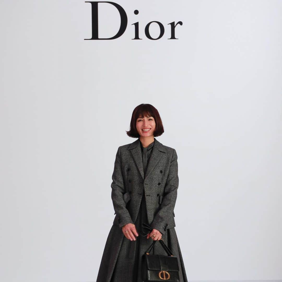 佐田真由美さんのインスタグラム写真 - (佐田真由美Instagram)「今日はDiorスキンケア待望の新商品、カプチュールトータルの発表会に行ってきました。京都大学iPS細胞研究所との共同開発で生まれたスキンケアライン！"健康＝美しい"をテクノロジーでサポートしてくれるなんて、なんて頼もしい！  最新のテクノロジーは自分とは縁遠い物だと思っていたが #カプチュールトータル  #diorcaptuletotale @diorskincare のサミットに行き、縁遠いなんて、持っての他、身近尚且つ、私達の年代に必要なものだと言うことがわかり、感銘を受けました✨ とにかく美しくなりたい、キラキラしたい！ 女性にとっての夢であります。 そんな夢を叶えてくれて、更に歳を重ねる楽しみが湧き出てくる❤️そんな予感がした今日。 いつもの帰り道が素晴らしく優しく穏やかに見えました❤️❤️❤️ DIOR！楽しみだ❣️」11月1日 17時02分 - sadamayumi