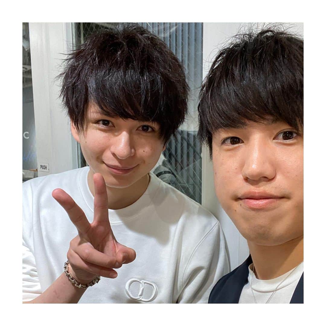 美容整体師川島さん。のインスタグラム：「三科さん @mishina.kohei に カットしてもらいました！ . そして逆に三科さんに小顔矯正シーンも YouTube撮影してきたので、 今度動画アップします😚 . てか三科さん顔ちっちゃくない？😂 . #整体KAWASHIMA #宮崎 #小顔矯正 #整体 #美容師 #三科光平 #oceantokyo #oceantokyoharajuku」