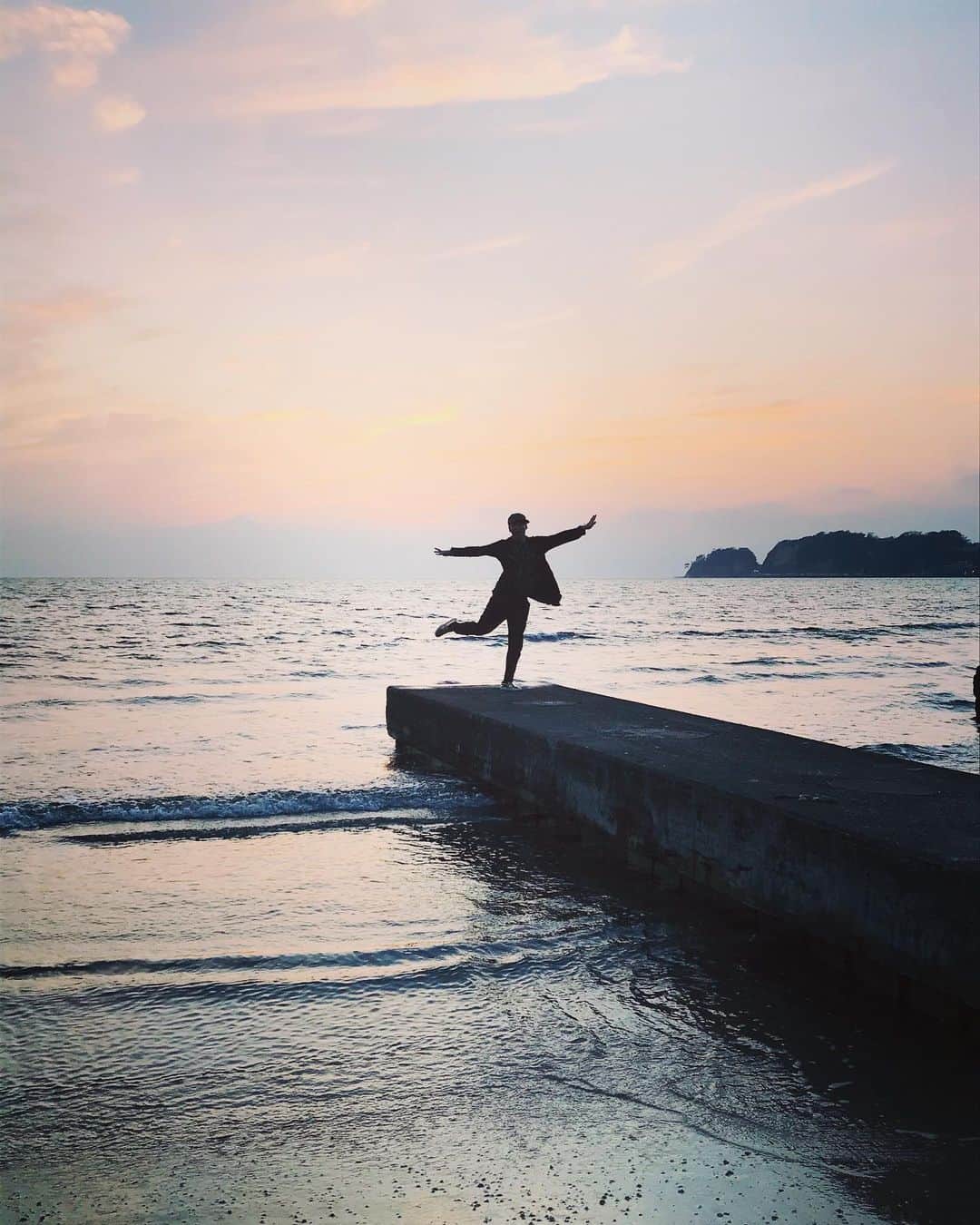 美川憲二さんのインスタグラム写真 - (美川憲二Instagram)「秋の海よ〜☺️🌊🌊🌊🌊🌊🌊 由比ヶ浜からのサンセットが綺麗です〜😍🌅✨✨✨✨💕💕💕💕 #由比ヶ浜サンセット  #秋の海も素敵  #海とすすきと夕陽 #ほっこりタイム  #美川憲二 #ものまね」11月1日 17時20分 - mikawakenji