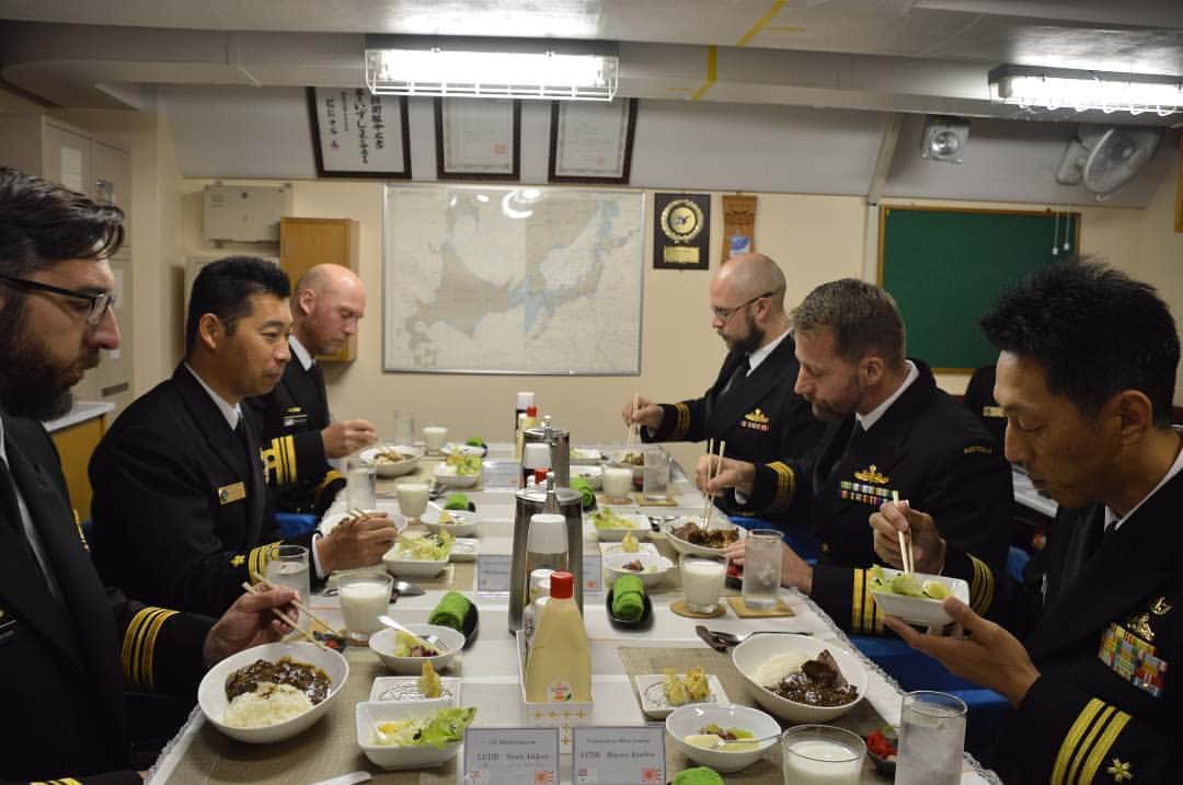 海上自衛隊さんのインスタグラム写真 - (海上自衛隊Instagram)「～「いずしま」カレー～ 掃海艇「いずしま」「あおしま」及び豪海軍掃海艇「ディアマンティナ」「ガスコイン」の指揮官等がカレーの昼食会を行いました。 They enjoyed the Curry lunch together with the officers of JS IZUSHIMA, JS AOSHIMA, HMAS DIAMANTINA and HMAS GASCOYNE. They are goooood at handling chopsticks ! #海上自衛隊 #JMSDF #royal_Australian_navy #curryrice #いずしま #あおしま #掃海 #カレー曜日#gascoyne #diamantina #お箸でカレー」11月1日 17時15分 - jmsdf_pr