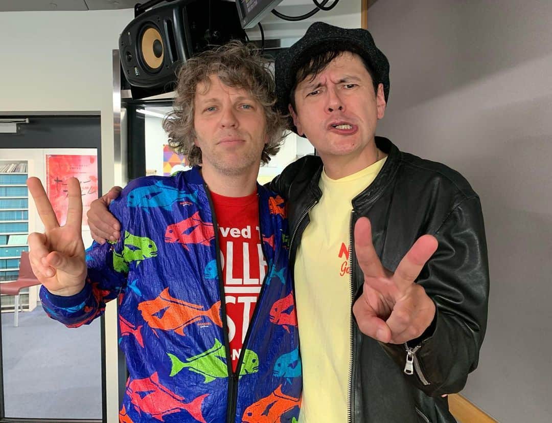 のインスタグラム：「今日のゲストは!!! (chk chk chk)のニック・オファーさんでした！！ 1時間2人で熱く語り倒しました！！ !!! (chk chk chk)は今夜O-EASTでライブがあります！ 当日券もあるようなので是非！！ #ジョージとシャウラ #interfm897 #chkchkchk」