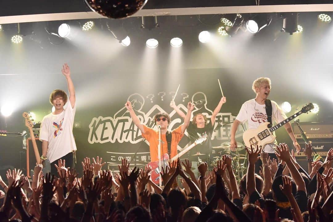 小野武正のインスタグラム：「対バンツアー5本目はKEYTALKのドラム八木くんの迷キャラクターのどくろさんが生まれた聖地、金沢。﻿ ﻿ お相手はTHE BAWDIES先輩！﻿ 先輩とは今年の2月に新代田FEVERでもツーマンライブをしていたのでそれぶりでございますが本当に音がギュワインギュワインでかっちょいいんですよね。。。﻿ ﻿ ジムさんとは7月に呑兵衛タウンで昼から呑んだり新しいギターを買う時相談に乗ってもらったり金沢ライブの前日にお互い前乗りでサシ呑みしたりと普段から仲良くさせて頂いているのでこうやってバンドでツーマンライブするっていうのがただ単純に楽しくてほんと金沢に遊びにきてる感覚でしたね。笑﻿ そして次の日は新潟の予定だったのですが台風19号の影響で延期に。。。😭﻿ ﻿ 11/19にリベンジしにいくのでよろしくお願いします！！！ ﻿ ﻿ #keytalk ﻿ #bawdies ﻿ #金沢eighthall ﻿ ﻿ photo by @azusatakada_photographer」
