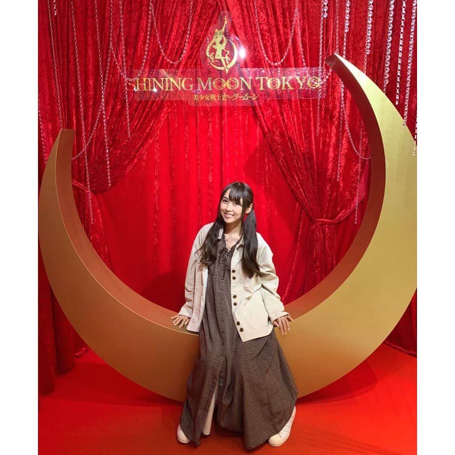 小池ジョアンナのインスタグラム：「小さい頃から大好きだった #セーラームーン のショーレストラン☪︎⋆｡˚✩ #shiningmoontokyo に行ってきました！🥰 店内、フード・ドリンクメニュー、キャストの皆様がもうめちゃくちゃ可愛くて、、見事に心を射止められました😍✨ YouTubeにて、潜入動画を公開したので、是非是非ご覧下さい！！❤ #シャイニングムーン東京  #シャイニングムーントーキョー  #prettyguardiansailormoon  #麻布十番 #tokyo」