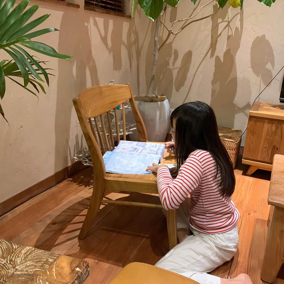 河島あみるさんのインスタグラム写真 - (河島あみるInstagram)「12月号のりぼんもゲット👧 さっそく感想はがきを書いております。。。椅子で😅 ☆ #りぼん#神様になれる日まで #熊乃すず#少女漫画」11月1日 17時45分 - amiru_kawashima