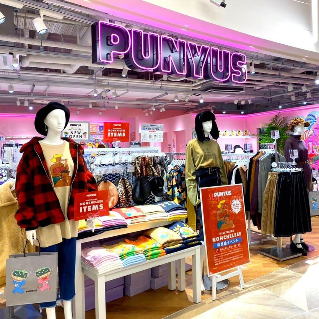 PUNYUSさんのインスタグラム写真 - (PUNYUSInstagram)「. PUNYUSキャナルシティオーパ店(博多) ㊗️NEW OPEN㊗️ . 限定アイテム『もつ鍋総柄スウェット&ショーパン』 『もつ鍋スマホリング』発売🍲👀🎵 . ￥10,000(税込)以上お買い上げの方に限定ノベルティ 『もつ鍋モバイルバッテリー』プレゼント🔌🎁 . 博多らしいイラストにピンクのネオンの店内💗✨ ぜひご覧ください🚶‍♀️🎵 . . 🍜豚骨ラーメンはディスプレイです🍜 --------------- ●PUNYUSキャナルシティオーパ店 福岡県福岡市博多区住吉1-2-22 キャナルシティオーパ 2階 .  #punyus #プニュズ #ぷにゅず #watanabenaomi #渡辺直美 #fashion #japanfashion #look #streetfashion  #canal #canalcity #キャナルシティ #博多 #福岡 #newopen #SHIBUYA109 #スカイツリー #ルミネエスト新宿 #横浜ジョイナス #あべのキューズモール #ルクア大阪 #名古屋パルコ #札幌パセオ #ZOZOTOWN #ONLINESHOP #internationalshipping」11月1日 17時56分 - punyus