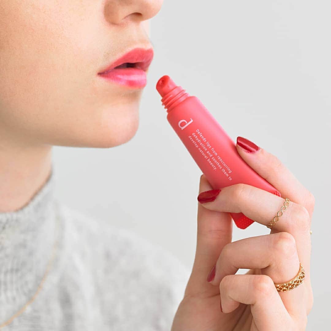 資生堂 ｄ プログラムのインスタグラム：「唇ケアときれいにリップメイク💄 「dプログラム リップモイストエッセンスカラー」 * あれがちな唇をカバー＆予防し、ふっくらやわからな唇に導く薬用唇用美容液。 デリケートな唇にも使える厳選成分を使用しています。 * #dプログラム #dprogram #資生堂 #SHISEIDO #唇用美容液 #美容液 #敏感肌 #リップケア #唇ケア #リップ #リップモイストエッセンス #肌荒れ #乾燥 #コスメ #cosmetics #madeinjapan」