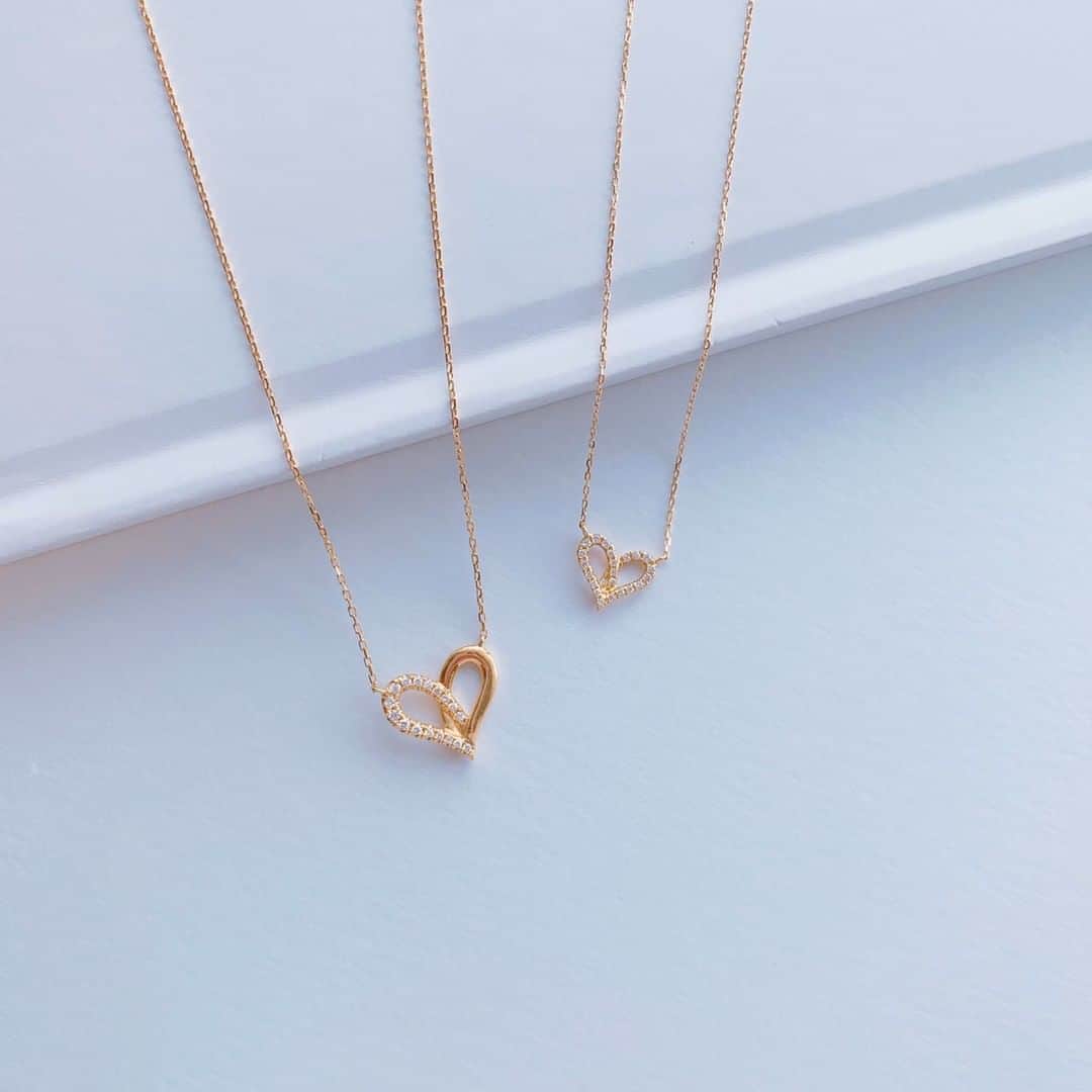 アーカーさんのインスタグラム写真 - (アーカーInstagram)「. 一本の曲線で構成したハートで「永遠」や「インフィニティ(無限)」をシンボリックに表現したフィルージュハートネックレス💓 . 「メッセージとともに記憶に刻まれるハート」として、贈り物にもおすすめのデザインです🎁💕 . #AHKAH #jewelry #necklace #jewelrycoordinate #present #アーカー #ネックレス #プレゼント」11月1日 18時00分 - ahkah_official