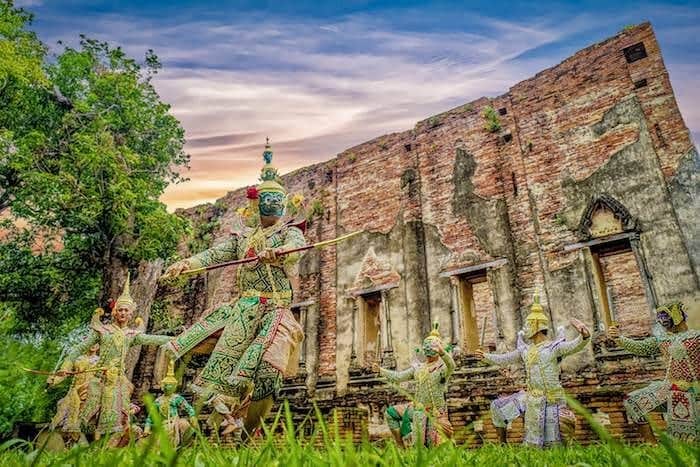 タイ国政府観光庁さんのインスタグラム写真 - (タイ国政府観光庁Instagram)「⠀ ＼✨今週も1週間お疲れ様でした✨／⠀ ⠀ 世界遺産のアユタヤ遺跡群にある「ワット・ボロムプッターラーム」の前で披露されているのは、アユタヤ王朝時代から継承されている仮面舞踏劇🎶⠀ ⠀ 踊り手がつけているマスクは「コーン」という魔神の仮面です🎭✨⠀ ⠀ 皆さま、よい週末をお過ごしください☺️⠀ ⠀ #お疲れ様でした #タイ #アユタヤ #アユタヤ遺跡 #ワットボロムプッターラーム #世界遺産 #伝統芸術 #タイ文化 #タイ伝統文化 #歴女 #こんなタイ知らなかった #もっと知りタイ #タイ旅行 #旅好きな人と繋がりたい #旅行好きな人と繋がりたい #海外旅行 #thailand #ayutthaya #watchaiwattanaram #localexperience #amazingthailand #thailandtravel #thailandtrip #thai #thaistagram #lovethailand #thaistagram #lovethailand #thainess」11月1日 18時01分 - amazingthailandjp