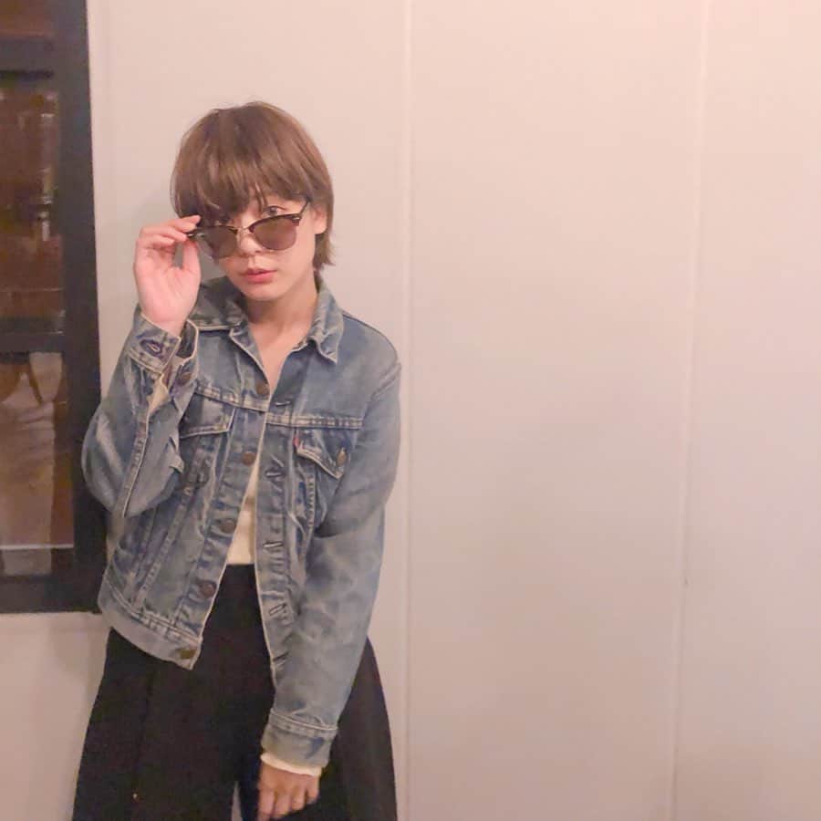 石川瑠利子のインスタグラム：「. . 今日はLUXOTTICA JAPAN　2019－2020 PRESS PREVIEWに🕶✨ 曇りの日でも紫外線は出ていて、目から入る紫外線が日焼けやシミの原因にもなるそう😱💦 美容の為にも日差しがある日だけって考えを脱して日々サングラスをコーデに取り入れてみようと決めました😤🙏🏻 . . #sunglasses #fashion #sunglasseseveryday #サングラス #今日どのサングラス #instabeauty」