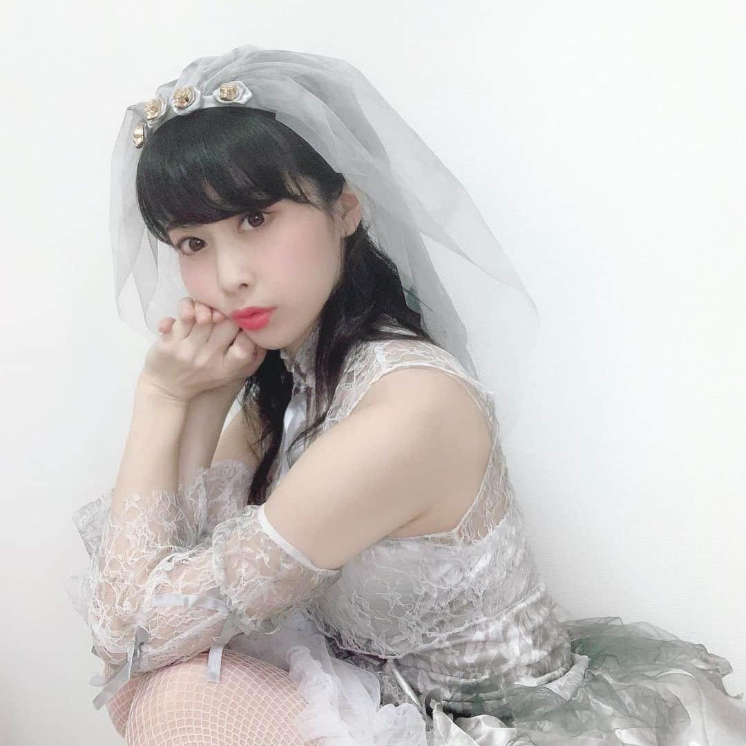 sakiのインスタグラム：「. 今年のハロウィンイベントは ゴーストチーム👻だったので ゴースト花嫁のコスプレ👰👻💕 . . ハロウィン世界総合23位でした🥰 みなさまありがとうございました👻💕 . . #イチナナ　#17Live #halloween #halloweenparty #ゴースト花嫁 #ハロウィンコスプレ #看護師　#ライバー　#ハーフアップ #ghost #ハロウィンコス」
