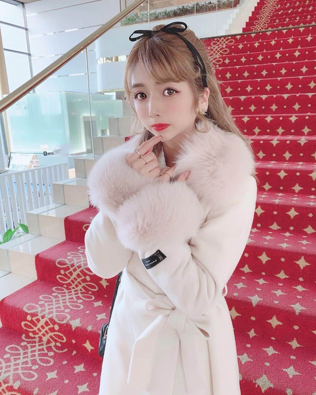 エリンコさんのインスタグラム写真 - (エリンコInstagram)「🐩💕 . 今年初コート @belle_bella.jp 🧥💕 寒くなってきたからぬくぬく💓 . ブルーフォックス4wayガウンコート🎀 雰囲気もいろいろ変えれるし 今年たくさん着るーっ🥰💕 . 膝丈くらいだったから短めのスカートとかの時にもバランスよく着れるから 低身長の方にもかなりオススメだよー💓 . #コート #ファー付きコート #えりんコーデ #えりんこヘアアレンジ  #belle_bella #ベルベーラ #アウター #ウールコート」11月1日 18時08分 - erinko0315