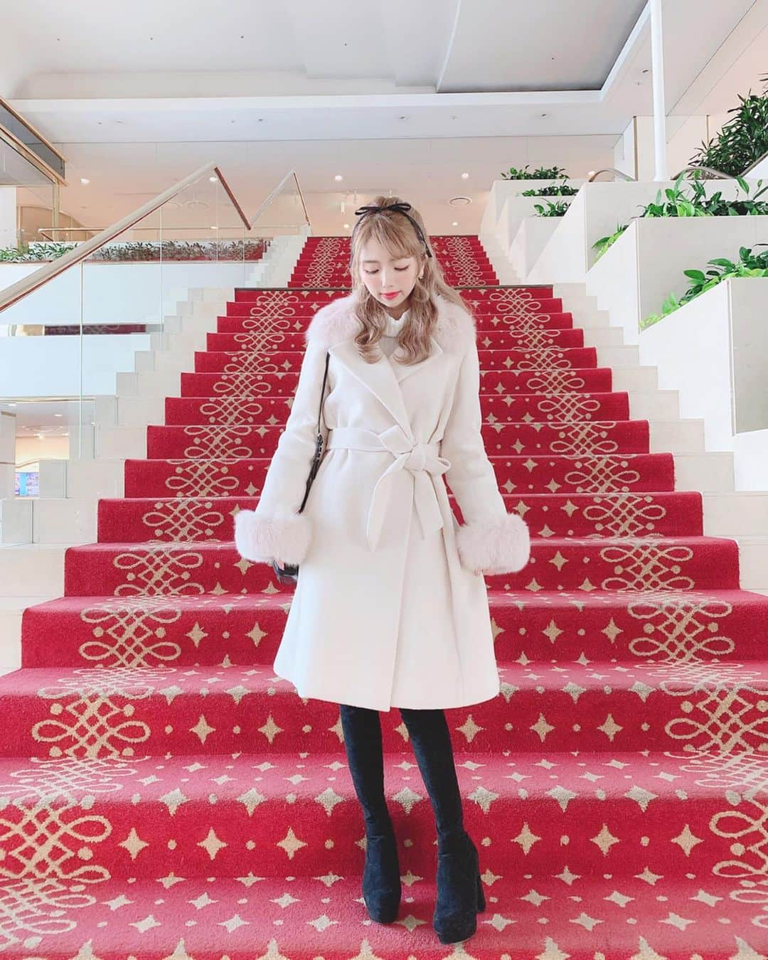 エリンコさんのインスタグラム写真 - (エリンコInstagram)「🐩💕 . 今年初コート @belle_bella.jp 🧥💕 寒くなってきたからぬくぬく💓 . ブルーフォックス4wayガウンコート🎀 雰囲気もいろいろ変えれるし 今年たくさん着るーっ🥰💕 . 膝丈くらいだったから短めのスカートとかの時にもバランスよく着れるから 低身長の方にもかなりオススメだよー💓 . #コート #ファー付きコート #えりんコーデ #えりんこヘアアレンジ  #belle_bella #ベルベーラ #アウター #ウールコート」11月1日 18時08分 - erinko0315