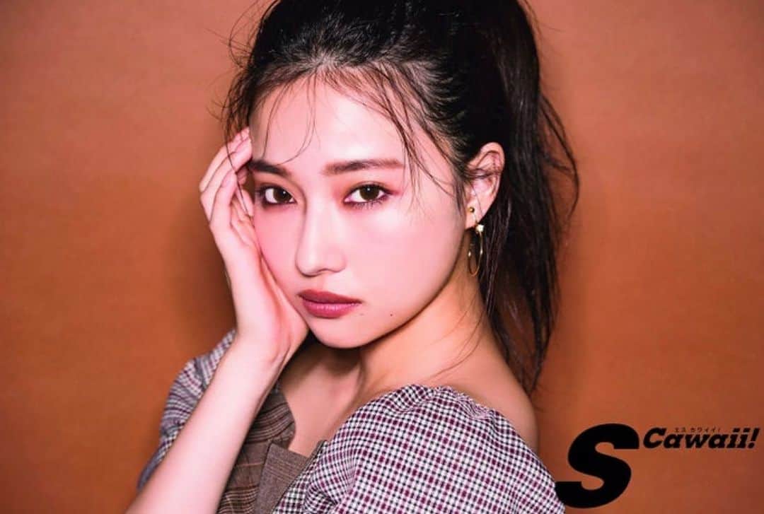 のインスタグラム：「#dailylook . 11/7📚 @scawaii.magazine Sカワwinter号、登場します😛💕 . モデルプレスさん♡→ https://mdpr.jp/news/1890126」