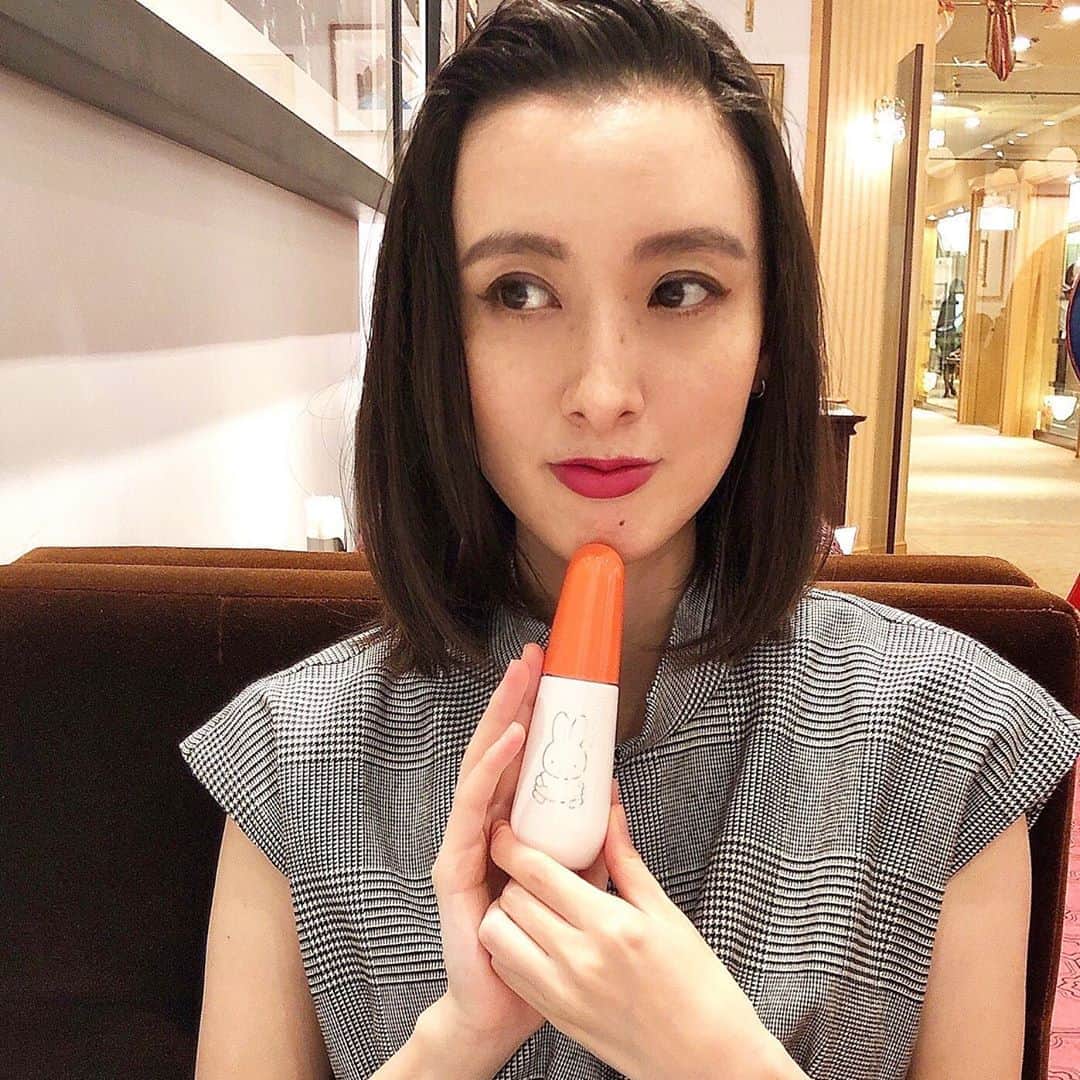 前田紀至子のインスタグラム：「銭湯の新しいお供となったのは、先日発表会にお招き頂いたリサージのミルクオイル ミッフィーデザイン。 ミッフィー好きとしては持ってるだけでテンションが上がる、何なら持ち歩きたい！と思えるほどの可愛さに、2プッシュを手のひらに馴染ませてから塗るだけで心地よく保湿が出来るので、外でのお風呂上がり、簡単だけれども肌にとって好ましいスキンケアをしたい時には大活躍しています。何より軽いし可愛いし。 イベントではスキンケア方法もたっぷり学んだのですが、肌を上に上に引き上げながらスキンケアをする目から鱗ケア、早速ハマり中。なんだかこれまでよりも少し自分の肌を好きになれそうなアイテムだなと感じています。まずは1本使い切ってみるつもり、どうかな〜  #リサージ#ミルクオイル#もっちりハリ肌#ミッフィー @lissage_official﻿」