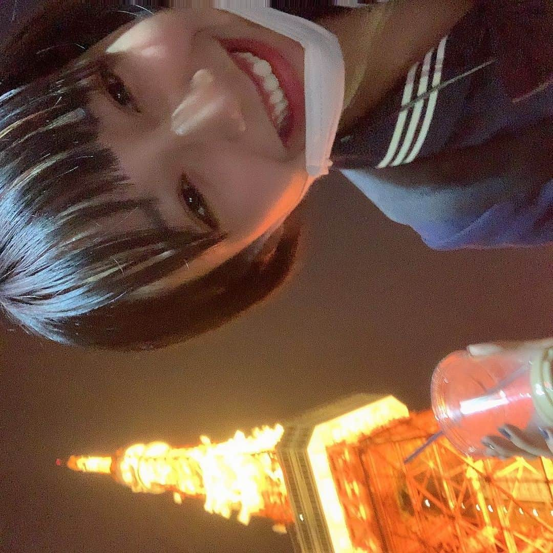 山之内すずさんのインスタグラム写真 - (山之内すずInstagram)「お仕事終わって東京タワー近かったから寄ってみた🗼 CM撮影ぶりの東京タワー めちゃくちゃ綺麗やった好きやあ 中のお店ちゃんと見たの初めてでめちゃくちゃテンション上がった 制服は借り物なのですずの通ってる学校とは一切関係ないのでご安心を〜」11月1日 18時25分 - suzu____chan