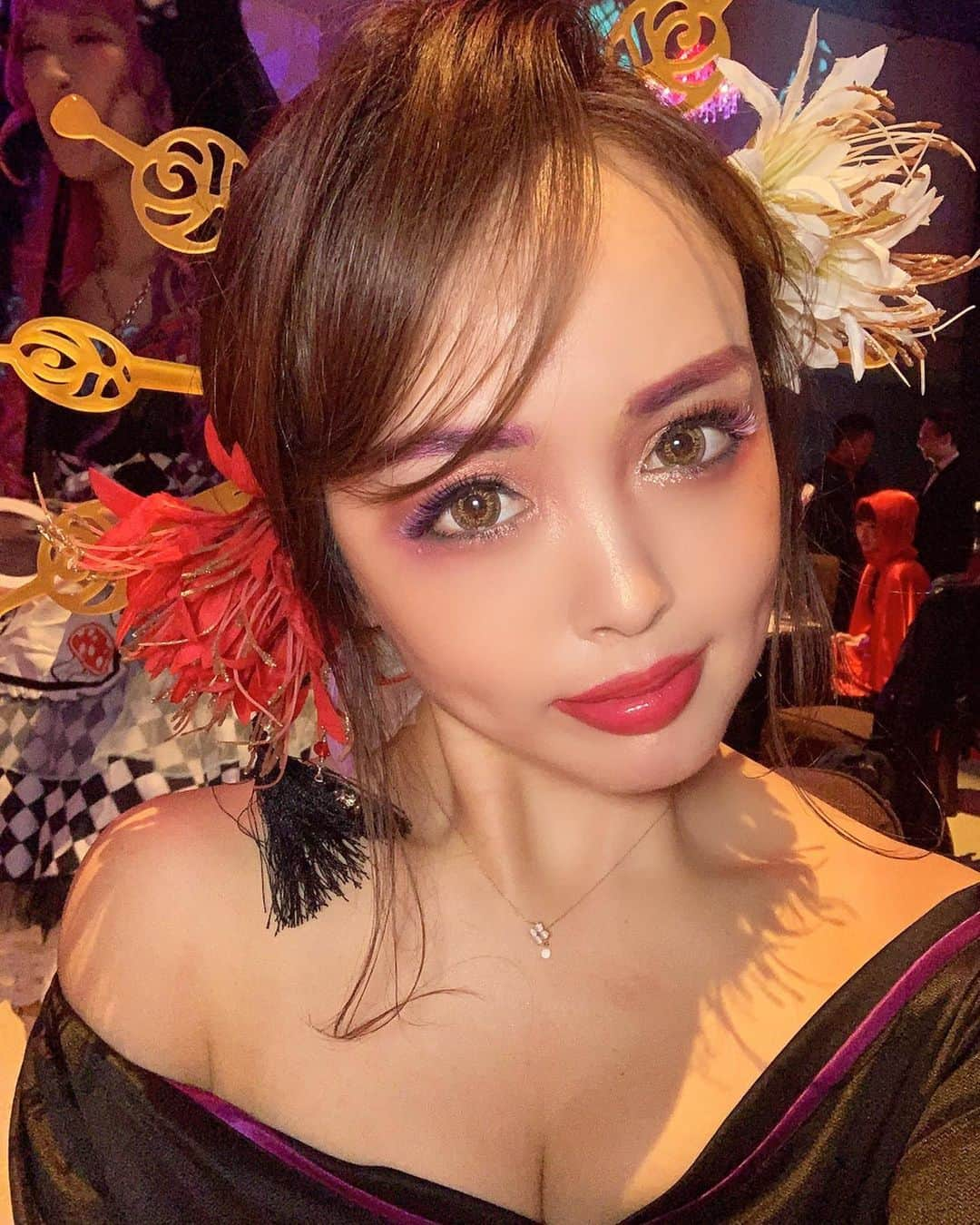 板橋瑠美さんのインスタグラム写真 - (板橋瑠美Instagram)「花魁　make💄﻿ ﻿ ﻿ 昨日の17の世界戦ハロウィンイベントは、﻿ 日本を代表して花魁をやらせてもらいました！﻿ ﻿ ﻿ メイクは自分でチャレンジしてみました❣️﻿ ﻿ ﻿ パレットをお借りして、﻿ 自分の目をアートしてみました💜﻿ やっぱりギャルメイクの延長上な仕上がりになりますねw ﻿ アイホール全体に、レッドブラウンをいれて﻿ ↓﻿ 二重幅に白いシャドー﻿ ↓﻿ ゴールドパールを重ねる﻿ ↓﻿ 二重幅にダブルラインのようにショッキングピンクを入れる﻿ ↓﻿ パープルを目尻側にグラデ﻿ ↓﻿ 下の目尻のキワを黒くぼかす﻿ ↓﻿ その下をショッキングピンクで﻿ ↓﻿ つけまつげをつけて完成💜﻿ ﻿ ﻿ ﻿ 京都で花魁した時のように眉毛をピンクにしてみました❣️﻿ ﻿ ﻿ コンタクトはシンデレラの時と同じ、﻿ キャンマジのgossip brownです😊✨﻿ ﻿ ﻿ ﻿ ヘアーは、愛するコバちゃん（ @kobatoshino ）のアシスタント、カナネちゃん （ @kanane_13 ）がやってくれました❣️﻿ ﻿ ﻿ バタバタで急いで走って向かってꉂ笑꒱﻿ ﻿ ﻿ 髪型をちゃんと後ろ姿とか撮る余裕が﻿ 無かったんだけど、﻿ ﻿ イベント中にオフィシャルのインタビュー受けた時の動画があるので、﻿ それ載せておきます🎃❣️﻿ ﻿ ﻿ 引退最後となるイベントについては﻿ この後ゆっくりアップします！﻿ ﻿ ﻿ #花魁　#ハロウィン　#花魁メイク　#セルフメイク　#ハロウィンコスプレ　#halloween」11月1日 18時26分 - rumi_official_0616