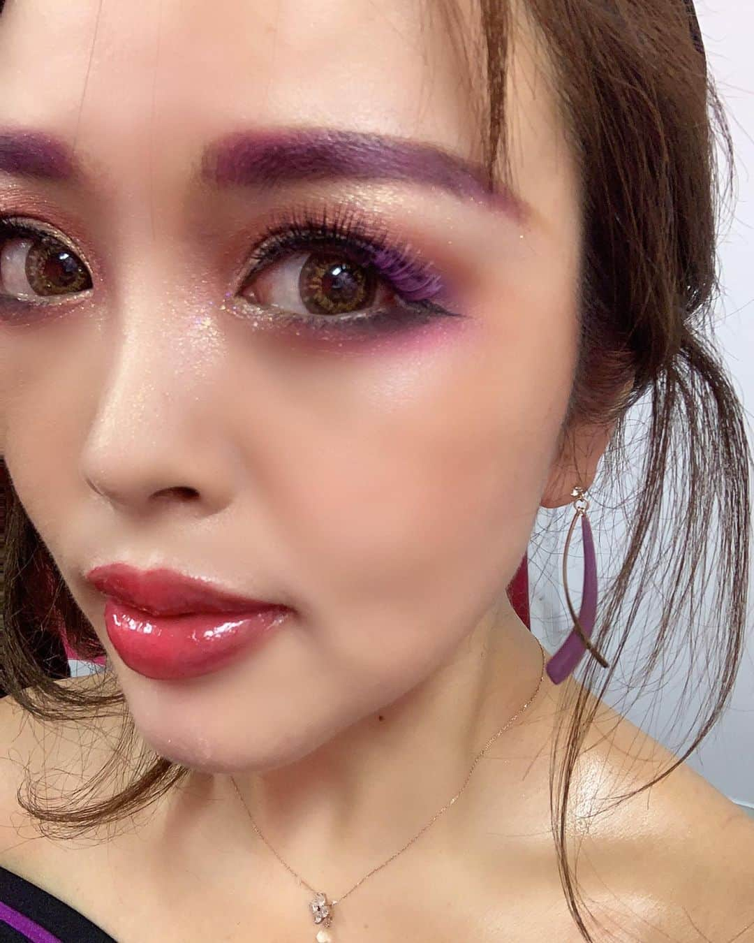 板橋瑠美さんのインスタグラム写真 - (板橋瑠美Instagram)「花魁　make💄﻿ ﻿ ﻿ 昨日の17の世界戦ハロウィンイベントは、﻿ 日本を代表して花魁をやらせてもらいました！﻿ ﻿ ﻿ メイクは自分でチャレンジしてみました❣️﻿ ﻿ ﻿ パレットをお借りして、﻿ 自分の目をアートしてみました💜﻿ やっぱりギャルメイクの延長上な仕上がりになりますねw ﻿ アイホール全体に、レッドブラウンをいれて﻿ ↓﻿ 二重幅に白いシャドー﻿ ↓﻿ ゴールドパールを重ねる﻿ ↓﻿ 二重幅にダブルラインのようにショッキングピンクを入れる﻿ ↓﻿ パープルを目尻側にグラデ﻿ ↓﻿ 下の目尻のキワを黒くぼかす﻿ ↓﻿ その下をショッキングピンクで﻿ ↓﻿ つけまつげをつけて完成💜﻿ ﻿ ﻿ ﻿ 京都で花魁した時のように眉毛をピンクにしてみました❣️﻿ ﻿ ﻿ コンタクトはシンデレラの時と同じ、﻿ キャンマジのgossip brownです😊✨﻿ ﻿ ﻿ ﻿ ヘアーは、愛するコバちゃん（ @kobatoshino ）のアシスタント、カナネちゃん （ @kanane_13 ）がやってくれました❣️﻿ ﻿ ﻿ バタバタで急いで走って向かってꉂ笑꒱﻿ ﻿ ﻿ 髪型をちゃんと後ろ姿とか撮る余裕が﻿ 無かったんだけど、﻿ ﻿ イベント中にオフィシャルのインタビュー受けた時の動画があるので、﻿ それ載せておきます🎃❣️﻿ ﻿ ﻿ 引退最後となるイベントについては﻿ この後ゆっくりアップします！﻿ ﻿ ﻿ #花魁　#ハロウィン　#花魁メイク　#セルフメイク　#ハロウィンコスプレ　#halloween」11月1日 18時26分 - rumi_official_0616