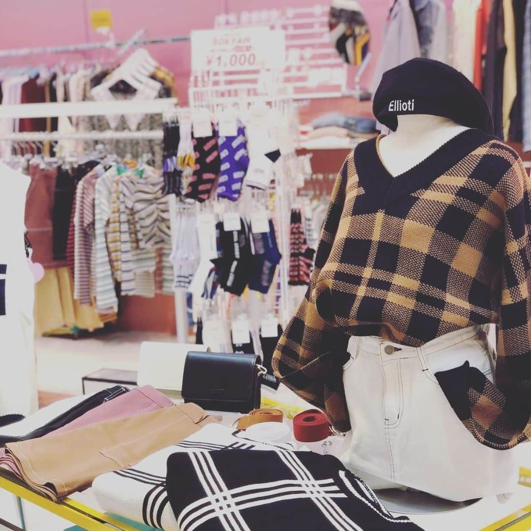 ガールズルールさんのインスタグラム写真 - (ガールズルールInstagram)「. 渋谷109地下一階IMADA MARKET💓 秋物新作入荷のお知らせです❣️ . 明日から3連休👏 みなさんのご来店をお待ちしてます😘 . #shibuya109 #imadamarket #걸스룰 #한국 #한국패션 #얼짱 #데일리룩 #오오티디 #koreanfashion #girlsrule #ootd #twinlook #dailylook #ガールズルール #韓国 #韓国ブランド #韓国ファッション #韓国ファッション通販 #今日のコーデ #オルチャン #オルチャンファッション #韓国アイドル #カップルコーデ #韓国好きな人と繋がりたい」11月1日 18時29分 - girlsrule_official