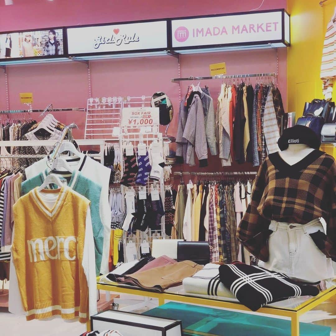 ガールズルールさんのインスタグラム写真 - (ガールズルールInstagram)「. 渋谷109地下一階IMADA MARKET💓 秋物新作入荷のお知らせです❣️ . 明日から3連休👏 みなさんのご来店をお待ちしてます😘 . #shibuya109 #imadamarket #걸스룰 #한국 #한국패션 #얼짱 #데일리룩 #오오티디 #koreanfashion #girlsrule #ootd #twinlook #dailylook #ガールズルール #韓国 #韓国ブランド #韓国ファッション #韓国ファッション通販 #今日のコーデ #オルチャン #オルチャンファッション #韓国アイドル #カップルコーデ #韓国好きな人と繋がりたい」11月1日 18時29分 - girlsrule_official