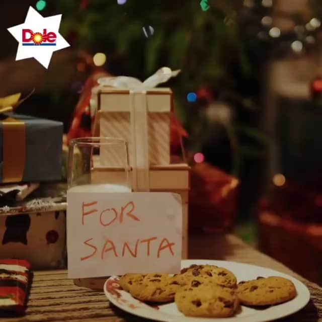Dole_jp ドール ジャパンのインスタグラム：「【バナナdeクリスマス】！！ . クリスマスイブにバナナをサンタさんにプレゼントしよう！！ 外国では、クリスマスイブの夜にサンタさんに感謝の気持ちを込めて、お菓子とお手紙を置いておく文化があります。  このキャンペーンでは、バナナにメッセージを書いて、サンタさんにプレゼントするためのグッズ(バナペン&バナナ靴下)を3000名様にプレゼント！ . 家族みんなで、バナナdeクリスマス！ . ――― ●応募方法● 詳細・応募はdoleアカウントのプロフィール内URLをチェック！ . ●応募期間● 11月28日（木）まで ――― . 皆様の応募をお待ちしております！！ .  #dole #ドール #クリスマス #プレゼント #バナナdeクリスマス」