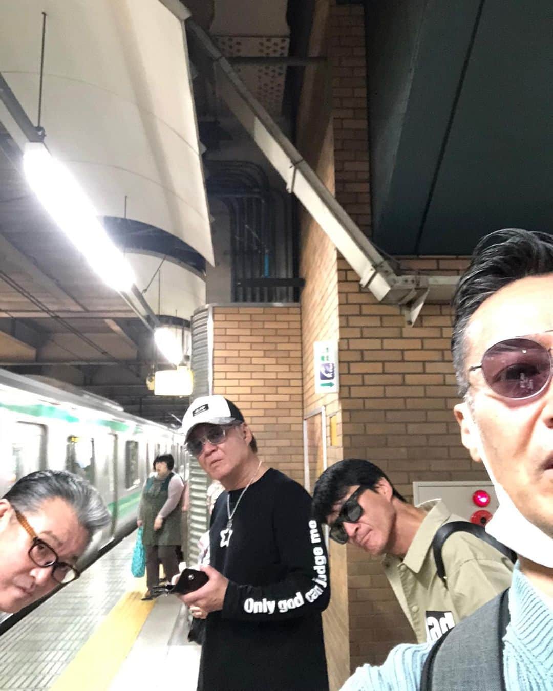 小沢仁志さんのインスタグラム写真 - (小沢仁志Instagram)「ワイワイガサガサ❗️ 列車旅❗️笑」11月1日 18時37分 - ozawa_hitoshi
