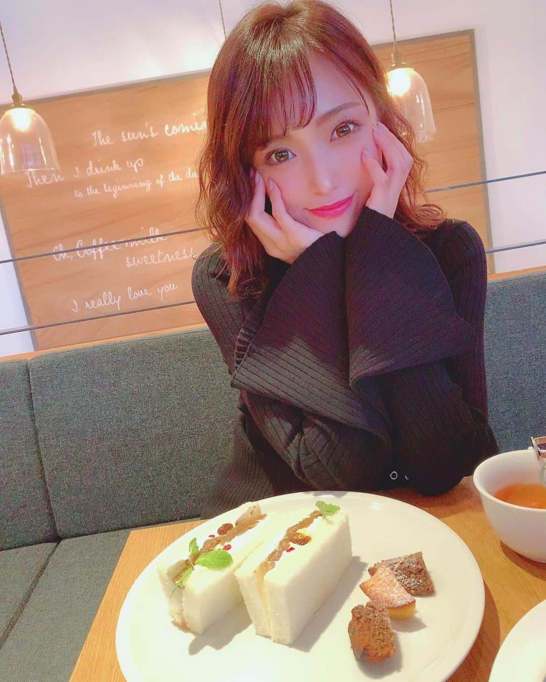 引地裕美さんのインスタグラム写真 - (引地裕美Instagram)「スワイプしてね❣️➠➠➠ . . Hello🙌November🌾🍂🍴 . 今年も残すところ2ヶ月ですが 食欲の秋まだまだ続く〜っ😋💘 . . フルーツサンドが食べたくて行った YATT CAFE☕️ . マスカルポーネとドライフルーツの 甘くない大人フルーツサンド😋🥪💘 . . 友達が撮ってくれたけど、 ブレブレ写真ばっかりで 1枚目だけ奇跡ショット📸笑 へたかよぉ〜😂✨ . .  #引地裕美 #モデル #rq #レースクイーン #大阪カフェ #カフェ巡り #フルーツサンド  #얼스타그램 #照片 #粉我 #みんちゃんカフェ巡り」11月1日 18時40分 - yuumihikichi