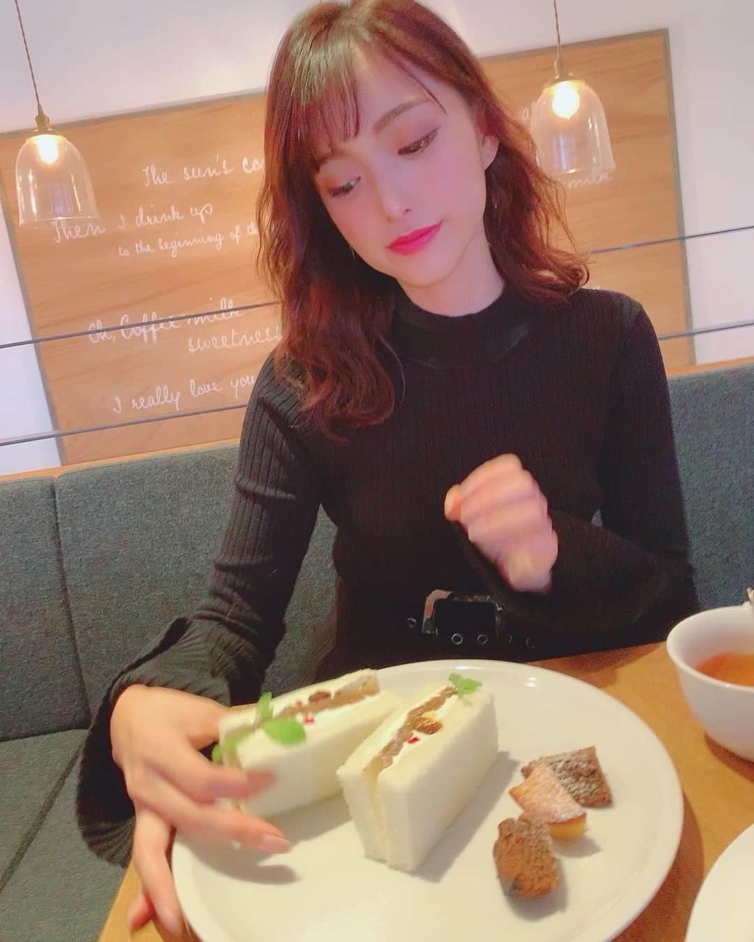 引地裕美さんのインスタグラム写真 - (引地裕美Instagram)「スワイプしてね❣️➠➠➠ . . Hello🙌November🌾🍂🍴 . 今年も残すところ2ヶ月ですが 食欲の秋まだまだ続く〜っ😋💘 . . フルーツサンドが食べたくて行った YATT CAFE☕️ . マスカルポーネとドライフルーツの 甘くない大人フルーツサンド😋🥪💘 . . 友達が撮ってくれたけど、 ブレブレ写真ばっかりで 1枚目だけ奇跡ショット📸笑 へたかよぉ〜😂✨ . .  #引地裕美 #モデル #rq #レースクイーン #大阪カフェ #カフェ巡り #フルーツサンド  #얼스타그램 #照片 #粉我 #みんちゃんカフェ巡り」11月1日 18時40分 - yuumihikichi