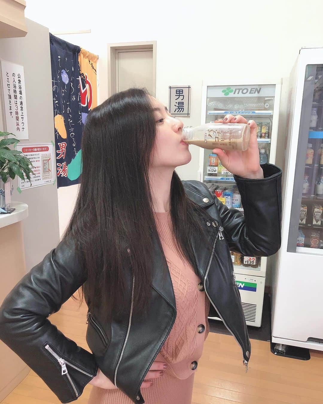 のインスタグラム：「♨️ #銭湯で撮影でした #締めのコーヒー牛乳 #ポーズ男前やろ」