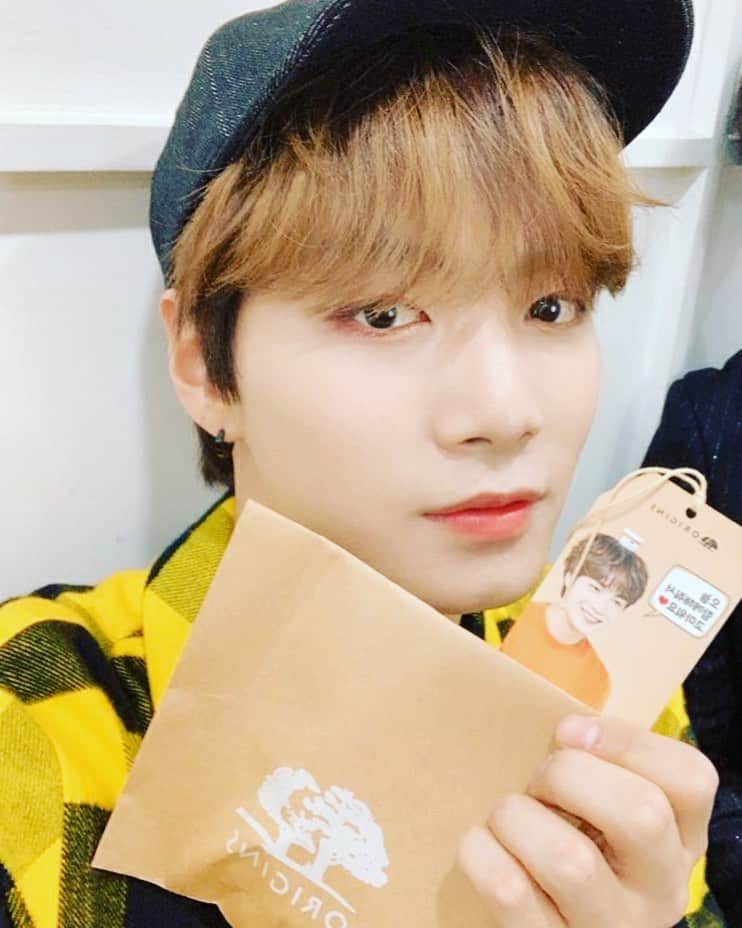 JR のインスタグラム：「우리진스도 러브! 감사합니다! 오늘도 일위 만들어준 러브들 너무 고마워요!❤️」