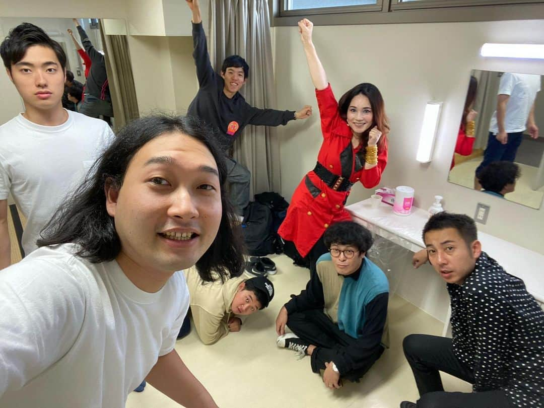 平野ノラさんのインスタグラム写真 - (平野ノラInstagram)「今日は新座です。 四千頭身のゴッちんの地元ですって。 で、かが屋のちゃんかやの最新iPhone11Proで撮影。ノーアプリ。画質どうでしょうか？こんなん出ました！  #新座 #平野ノラ #楽屋風景」11月1日 18時51分 - noranoranora1988