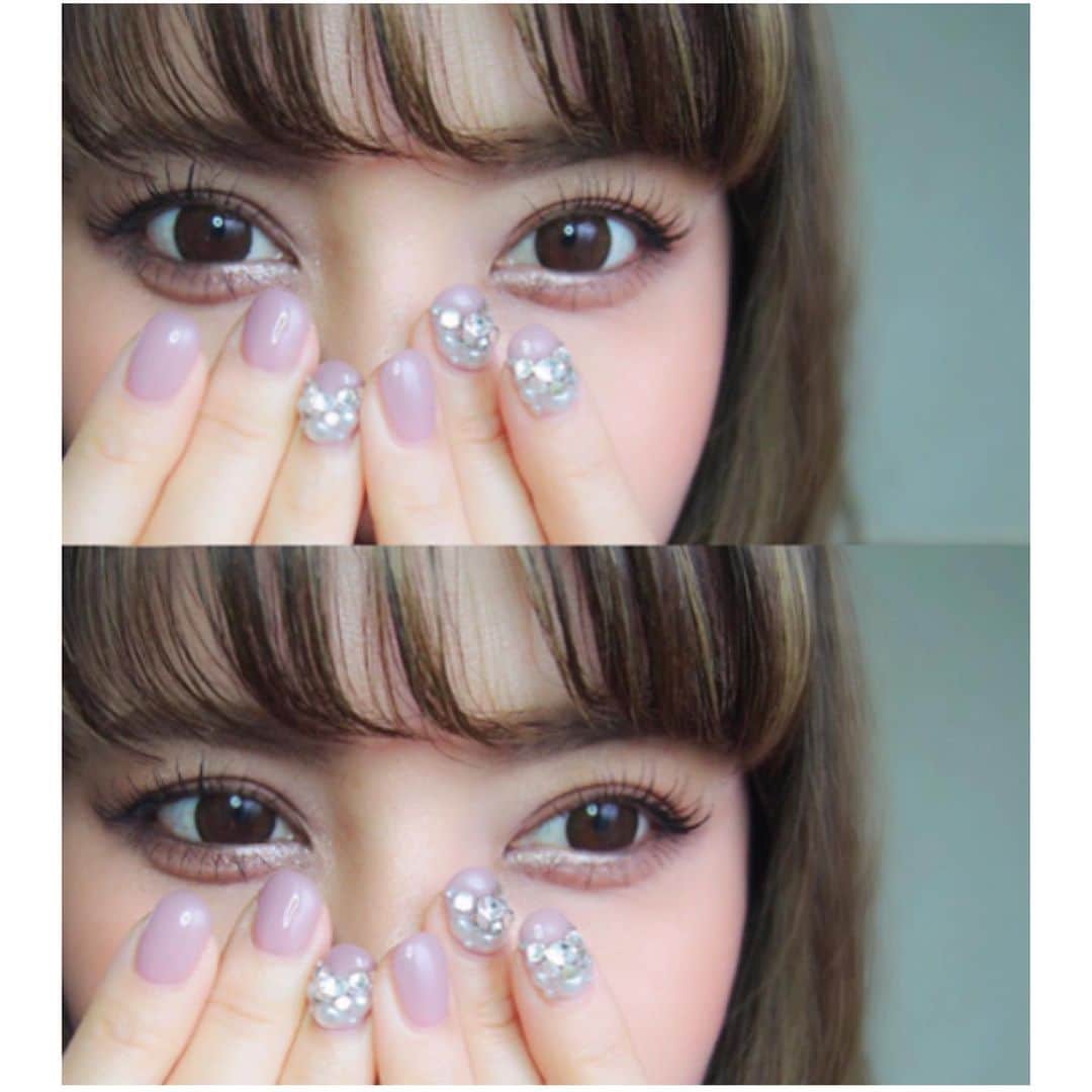 rinaのインスタグラム：「. で、今回のネイル。 . 紫寄りのくすみピンクに パールとビジュー。 Vカットストーンだから 撮るのに反射するする笑 全然ピント合わんよ← . アイメイクは、 昨日(前post)のプラリネを 薄く塗ったバージョン。 . 前髪延ばしたいのに 癖毛でスグふっさぁーてなったり ぺとーんってなったりするの どうにかならんかね…泣 . #アイメイク #アイシャドウ #マスカラ #メイク #コスメ #ビューティー #ネイル #ビジューネイル #秋ネイル #パールネイル #ヘア #ヘアー #バング #前髪 #化粧 #化粧品 #美容 #髪」