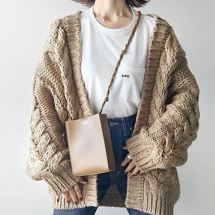Locariのインスタグラム：「【秋冬のボリュームには「ミニポシェット」♡おしゃれ女子に学ぶバランスコーデ】 ぜひ記事をチェックしてみてください♡ . phot by @mi.chua.k さん . . #今日のコーデ #コーディネート #ファッションコーデ #ママコーデ #プチプラコーデ #シンプルコーデ #秋コーデ #カジュアルコーデ #大人コーデ #アラフォーコーデ #きれいめコーデ #アラサーコーデ #今日のコーディネート」