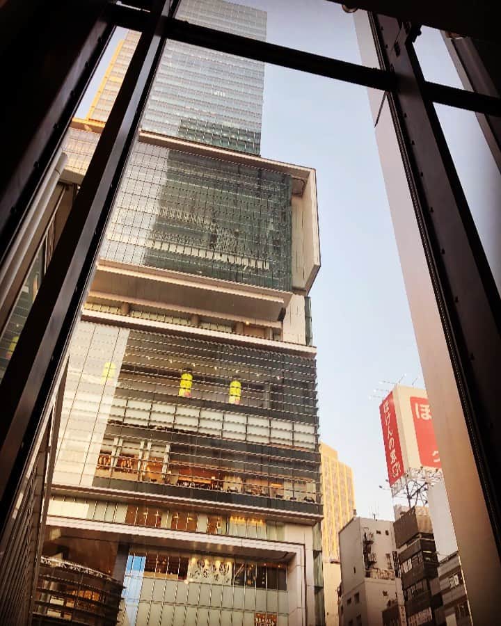 のインスタグラム：「16:40コース。35分にはエレベーターに乗れて、わぁ❣️わぁ❣️富士山に夕日が沈む〜🙏がスレスレ見れて、そのあとの夜景まで、たっぷり滞在。最高に気分がリフレッシュ‼️しました。  なんでか、絶対、今日、この時間だったのよぉ。バックも持たずフットワーク軽く登って来ました💕  #20191101 #渋谷スクランブルスクエア #11月最初の日記念　#radiotakasaki  #1205名古屋bluenote #1206大阪billboard #詳細はオフィシャルサイトpersonznet #personz  #jillpersonz @jillpersonz」