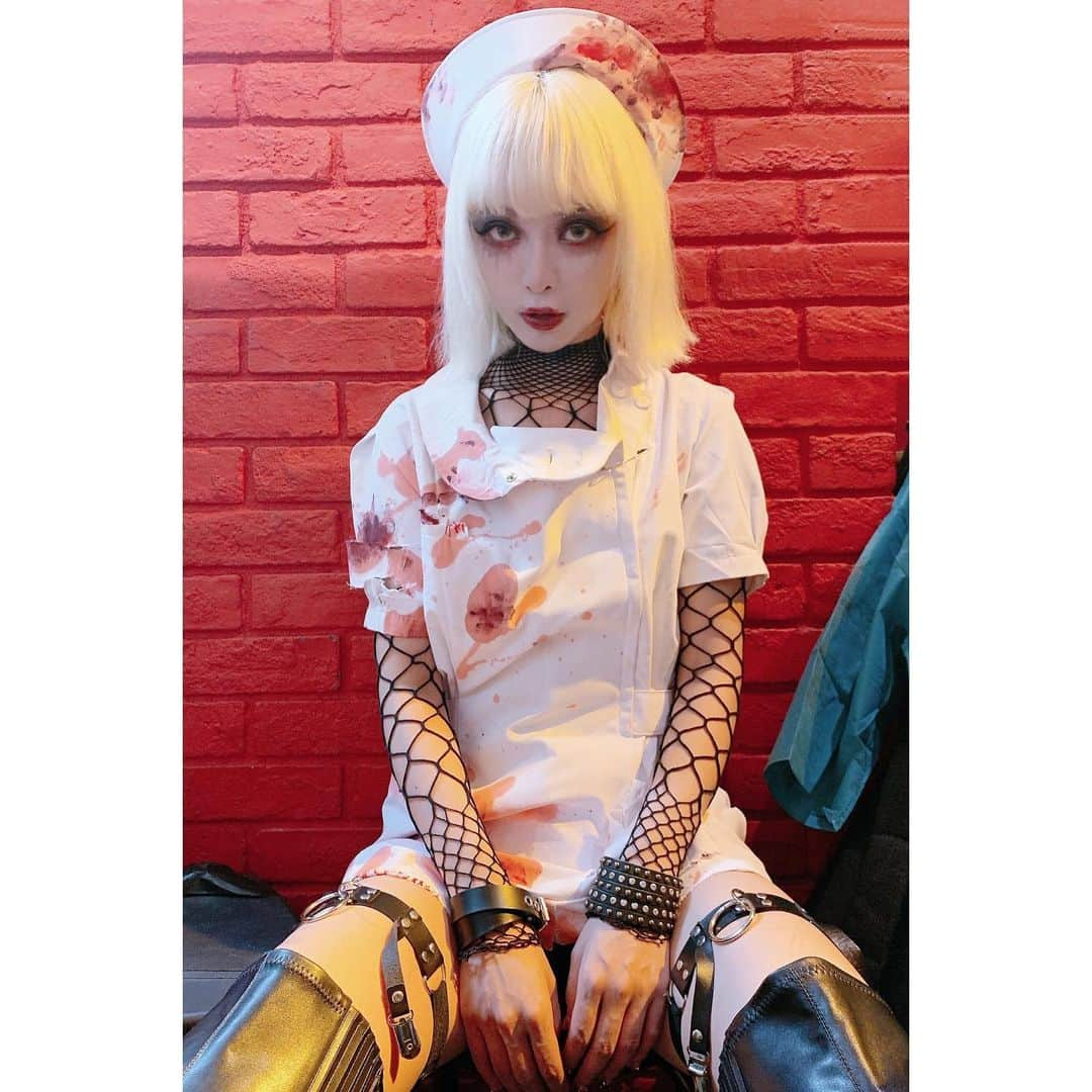 北出菜奈さんのインスタグラム写真 - (北出菜奈Instagram)「_ _  渋谷Club Malcolmでのハロウィンライヴにお越し頂きました、みなさまありがとうございました❣️ プロデュースmimi🐰 mad nurseなハロウィンで、バンドnew dawnは解剖される患者たちでお送りしました💉💉💉」11月2日 0時36分 - nana_kitade