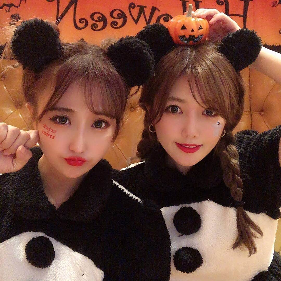 黛実希さんのインスタグラム写真 - (黛実希Instagram)「みゃおとパンダになってみた🐼🇨🇳 なちゅとまりちゃんのパンダが激きゃわで貸してもらったうちら😂💓 * * * #ハロウィン#ハロウィンコスプレ#ハロウィン仮装#halloween#할로윈#할로윈코스튬#할로윈메이크업#万圣节#ヴィーナスフォート#韓国#韓国好きな人と繋がりたい #宇宙少女#ルダ#루다#bts好きな人と繋がりたい #twice好きな人と繋がりたい #いいね返しは絶対#美意識高い人と繋がりたい#교복#교복스타그램 #우주소녀#좋아요그램#팔로우반사#팔로우해요#tiktok#schooluniform#校服 #followforfollo」11月2日 0時38分 - candymiiiki