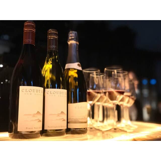 菊池かなこさんのインスタグラム写真 - (菊池かなこInstagram)「・ ニュージーランドのワイン🇳🇿🍷 「クラウディーベイ ソーヴィニヨンブラン35周年記念イベント」 東カレ倶楽部メンバーと行って来ました💐 ・ この日頂いたのは 🌟クラウディー ベイ ソーヴィニヨン ブラン 2019 🌟クラウディー ベイ  ペロリュス 🌟クラウディー ベイ  ピノ ノワール ・ ワインはあまり詳しくないですが、 パッションフルーツや 白桃の新鮮な香りが美味しかったです^^ ・ 元ラクビーニュージーランド代表の ダン・カーターさんのトークショーも聞けて 楽しい時間を過ごせました✨ ・ ・ #クラウディーベイ#ソーヴィニヨンブラン2019#cloudybay#ワイン#東カレ倶楽部#pr」11月1日 19時07分 - canana_kanako