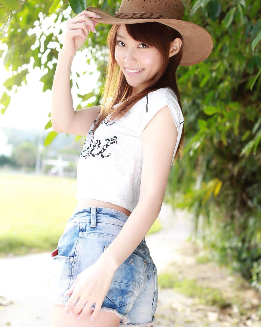 のインスタグラム：「ハロウィンの仮装じゃないけど、 夏のカウガール？(笑) #テンガロンハット好き #テキサス育ち #グラビア撮影 #カウガール風 #summerday #cowgirl」