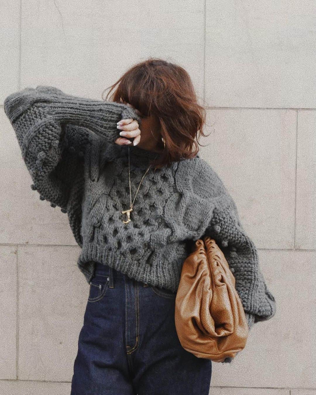 JUNNAのインスタグラム：「カーキのニット🧶🌲 #エトレニット 袖の外側はケーブル編み 内側はポップコーン編み🍿 ・ ・ ・ tops/#ローゲージケーブルニット  10月31日19時発売 bottom/ #エトレサルエルデニム　10月31日19時発売 bag/ #BottegaVeneta boots/ #ELIN ポインテッドトゥ フラットシューズ 発売中  #etretokyo #junna👠 #2019ETREaw #156cm #bottegavenetabag#bottegavenetathepouch#ボッテガ #ボッテガヴェネタ#エトレニット」