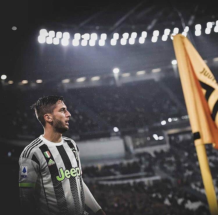 ロドリゴ・ベンタンクールのインスタグラム：「Orgoglioso di far parte della tua grande storia. Buon compleanno @juventus ! ⚪⚫ #Juve122 #ForzaJuve  Un orgullo formar parte de tu gran historia. Feliz cumpleaños @juventus ! ⚪⚫ #Juve122 #ForzaJuve」