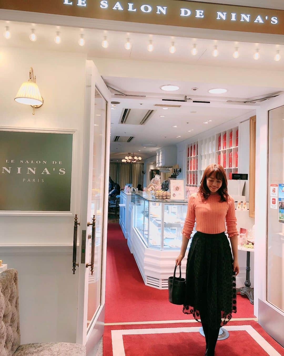 佐竹茉里奈のインスタグラム：「LE SALON DE NINA’S❤️ #LESALONDENINAS#NINAS#二ナス#クイーンズスクエア横浜#紅茶#紅茶好きな人と繋がりたい#紅茶が好き #紅茶のある暮らし #紅茶専門店 #可愛い店内#マリーアントワネット #マリーアントワネット紅茶#また家の紅茶が増えました#jillstuart#JILLSTUART#ジルスチュアート#ニット#スカート#CELINE#セリーヌ#バッグ」