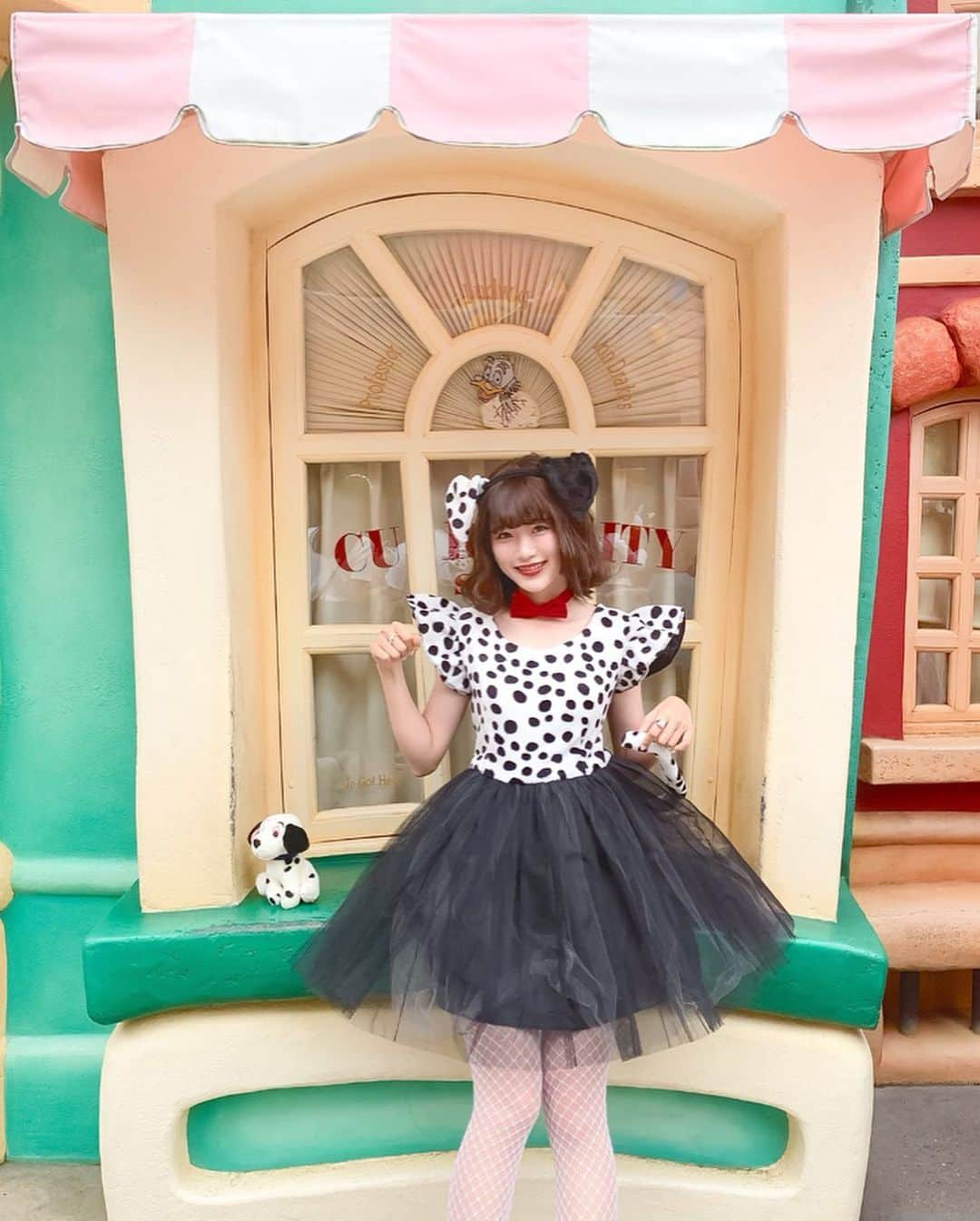 Kanaさんのインスタグラム写真 - (KanaInstagram)「ㅤ ㅤ Disney Halloween 2019 仮装まとめ👸🏼💭💖 ㅤ ㅤ ㅤ ♡1. シンデレラ( 実写 ) ♡2. 町ベル ♡3. 白雪姫 ♡4. 101匹わんちゃん ♡5. 町ベル( 実写 ) ♡6. ラプンツェル ♡7. メリーポピンズ ♡8. サリー ♡9. ベル ♡10. アリエル ㅤ ㅤ ㅤ こんなにたくさんの種類 仮装したのは私史上初😳🙌🏻💡 ( 写真はこの投稿では1枚しか載せていませんが、 アニメーション町ベルは計2回やりました♡ ) ㅤ ウィッグ似合わないから被るのに抵抗があって “ ウィッグ系のキャラはできない！” って言い張ってた去年までの私に 今年の私を見せてあげたい🤣 ドレスを着たいが為に信念を捻じ曲げた 心境の変化。笑 ㅤㅤ ㅤ @penseeruco_official のドレスも こんなにたくさんの種類着れると思ってなかったから ものすごいうれしい！😭💖 一緒に着てくれた子たち ほんと〜〜にありがとう😢💕💕 ㅤ ㅤ ㅤㅤ どの仮装もそれぞれメイク考えたり 小物作ったりした準備期間はもちろんだし、 大好きな人たちとの思い出がたくさんできて すっっっごい楽しかったし幸せだった😊💗💗💗 ㅤ ㅤ そしてかなりの自己満仮装に コメント等たくさんくださったり 大量投稿にお付き合いくださったみなさま 本当に本当にありがとうございました😭🙏🏻💓 ㅤ これからは通常投稿量に戻りますので ご安心ください💓笑 ㅤ ㅤ ㅤ ㅤㅤㅤㅤ ㅤ ㅤ 私の今年の仮装の中で みなさんの個人的No.1はどれですか？🥺💭💖 ㅤ コメント待ってます💌 ㅤ ㅤㅤ ㅤ ㅤ ㅤ ㅤ ㅤ ㅤ ㅤ #kana_disney ㅤㅤㅤㅤ #kana_halloween ㅤㅤ ㅤ ㅤ #パンセルコ #penseeruco #東京ディズニーランド #東京ディズニーシー #東京ディズニーリゾート #dハロ #ディズニーハロウィン #ディズニーハロウィーン #ディズニーハロウィン2019 #仮装 #仮装ディズニー #ディズニープリンセス #tokyodisneyland #tdl #tokyodisneysea #tds #tokyodisneyresort #tdr #disneyhalloween #disneyhalloween2019 #disneyprincess」11月1日 19時30分 - kalnnas2