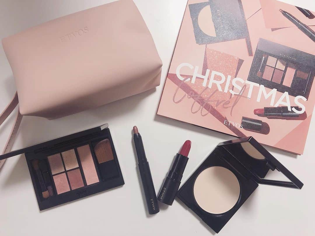 あいりさんのインスタグラム写真 - (あいりInstagram)「本日色んなブランドからクリスマスコフレが発売されましたね💄✨ 私も３つのブランドに引き取りに行ってきました💓 ・ 11/6発売予定が一足早くエトヴォスのクリスマスコフレが届いて、先日レビュー動画をアップしたので、気になっていた方はぜひご覧ください💕 YouTube動画はプロフィールにURLがあります🙇‍♀️ ・ #クリスマスコフレ #クリスマスコフレ2019 #コスメ #エトヴォス #etvos #etvosクリスマスコフレ #メイク #youtuberあいり #youtuber #youtube #メイク動画 #アラフォーyoutuber #アラフォーメイク #40代メイク #40代」11月1日 19時31分 - airi_happy