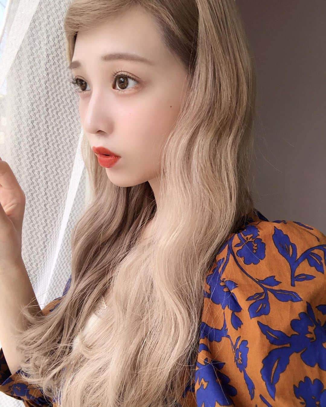 よねいはるかさんのインスタグラム写真 - (よねいはるかInstagram)「. . ヘアアレンジ動画を遂に、、！🎥❤️ 普段からいつもしてる巻き方を そのまましました😚 . アレンジに使ったのは、リーゼのオイルだよ。 3枚目にアンケートで人気だった波巻きウェーブをしました♡ . 外、内、外、の順番で交互に。ポイントは跡を付けたい所の少し上の毛を持って、コテに当てること。そしたらウェーブも強くかかりやすくなります。 毛先は外巻きにした方が可愛くなる気がします♡ . ワックスとオイルをMIXすることでまとまったり抜け感を出せるのでおすすめです😌 . リーゼさんのワックスとオイルをMIXすると紅茶の香りがしてすごく楽しい☕️🌿 . 私なりのアレンジだけど、 是非少しでも参考になれたら嬉しいです〜😳❤️ . #リーゼ #ヘアスタイリング #ヘアスタイル #ヘアアレンジ #髪チャレ #リーゼ_広告」11月1日 19時23分 - rabbit____2