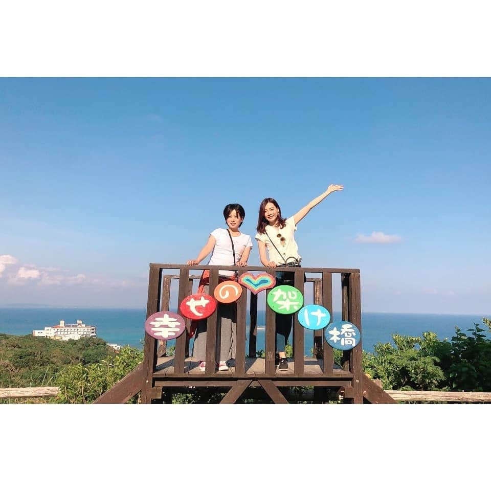 本田珠規さんのインスタグラム写真 - (本田珠規Instagram)「最終日は、 【奥武島海底観光グラスボート】 . またまた海ガメに出逢えた最終日💓 関西娘の関西弁が炸裂です！(笑) ※音量注意🔇 . ここの漁港には、ご飯やさんとか新鮮なお魚を販売してるお店がたくさん！ . お刺身とあら汁を買って、みんなでその場で頂きました✨最高～！ . . #沖縄旅行#グラスボート#奥武島  #奥武島海底観光グラスボート  #関西弁#亀おったー！ #どこどこ #海ガメ #okinawatrip#okinawajapan#okinawa  #trip」11月1日 19時24分 - tamaki_honda_oscar