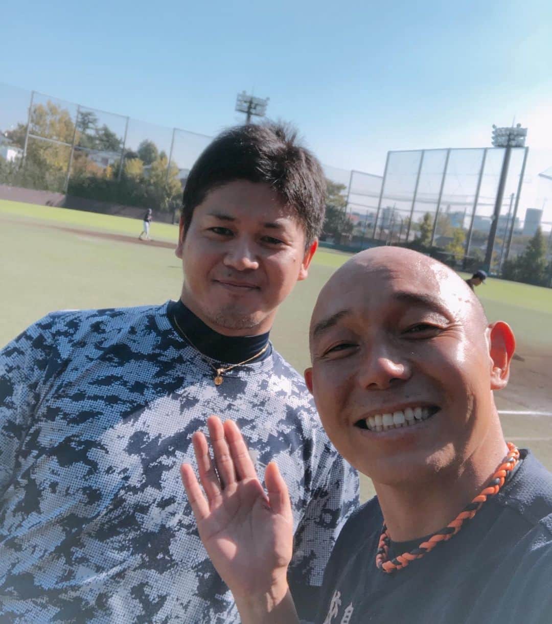 そうすけのインスタグラム：「芸人草野球リーグに、楽天・ヤクルトで活躍した一場選手が来てくれた  やっぱカラダデカくてゴツい  #草野球 #ベースボール #芸人 #芸人リーグ #楽天 #ヤクルト #ピッチャー #一場 選手 #プロ野球選手  #ハゲの頭から髪の毛のように飛び出ている人 #試合終わりにグランド整備してくれているチームメイト #ありがたい #朝から野球 #やっぱ野球は楽しい #野球で色々繋がる #ハゲ #そうすけ #愛媛マンダリンパイレーツ #サブロク双亮」