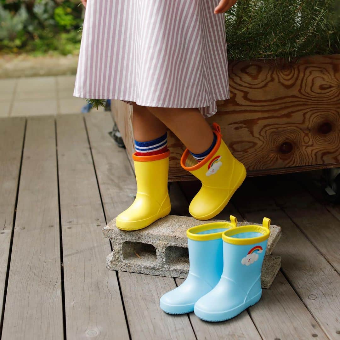 DADWAYさんのインスタグラム写真 - (DADWAYInstagram)「Solbyレインアイテム☂️の新柄✨ 水をはじきやすい、はっ水加工されたパンツとポンチョのセットです。 お花・海の仲間の可愛いテキスタイルが雨の日のおでかけを楽しく演出します。 シンプルで履きやすい長靴とセットでもおすすめです☝🏻 . #dadway #ダッドウェイ #solby #ソルビィ #レイングッズ #レインアイテム #傘 #レインコート #レインシューズ #多機能レインコート #レインポンチョ #ポンチ #子連れキャンプ #子連れフェス #フェス #雨具 #雨具デビュー #雨具コーデ #レインアイテム #長雨 #ポンチョ #ぱんちょ #レインパンツ #ながぐつ #長靴 #長靴コーデ #ママライフ #男の子ママ #女の子ママ」11月1日 19時32分 - dadway