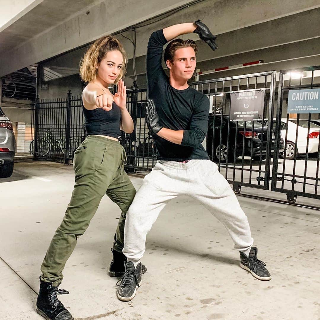 メアリー・モーサのインスタグラム：「what’s the sitch? . HAPPY HALLOWEEN! Hope you all had a safe and fun one 🖤 ps. IM BACK BABY! (Maybe lol, sometimes I’m bad at social media like this 😂)」