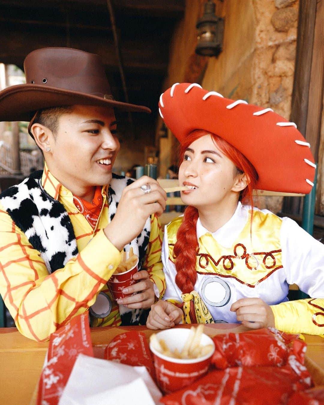 Julia Castroさんのインスタグラム写真 - (Julia CastroInstagram)「🤠🍔🥤❤️ Woody Jessieきまってる？ . #JULIDY #Halloween #toystory #disney #tokyodisneysea #tokyodisneyland  #woody #jessie #boyfriend #girlfriend #couple #relationship #lunchtime #lunch #トイストーリー #ハロウィン #仮装 #ウッディー #ジェシー #東京ディズニーランド #東京ディズニーシー #カップル #コスチューム #ディズニーシー #ディズニー」11月1日 19時38分 - julia.c.0209