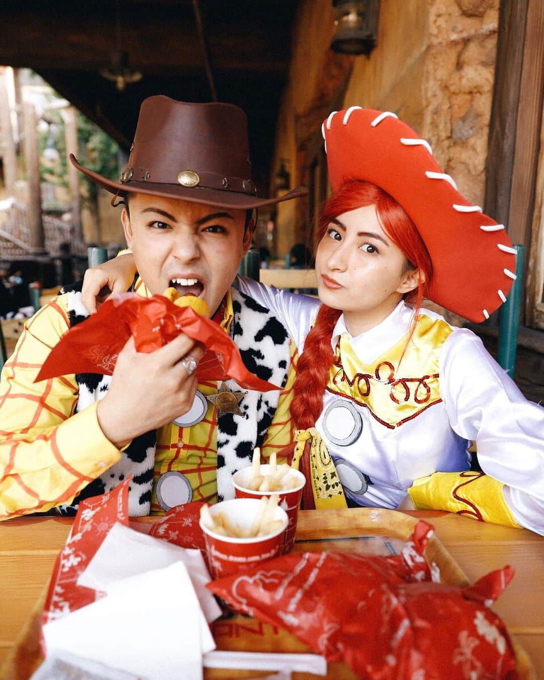 Julia Castroさんのインスタグラム写真 - (Julia CastroInstagram)「🤠🍔🥤❤️ Woody Jessieきまってる？ . #JULIDY #Halloween #toystory #disney #tokyodisneysea #tokyodisneyland  #woody #jessie #boyfriend #girlfriend #couple #relationship #lunchtime #lunch #トイストーリー #ハロウィン #仮装 #ウッディー #ジェシー #東京ディズニーランド #東京ディズニーシー #カップル #コスチューム #ディズニーシー #ディズニー」11月1日 19時38分 - julia.c.0209